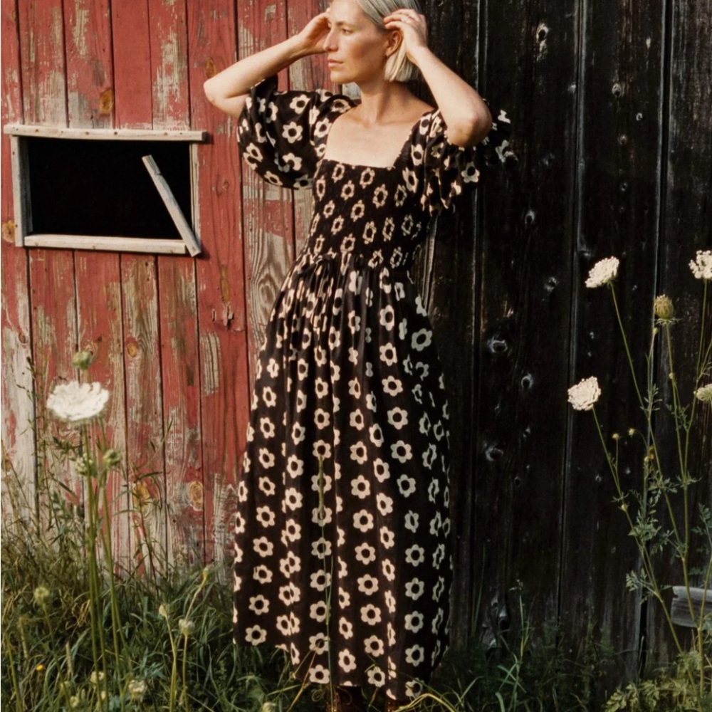 ISO Katrina dress in noir daisy 🖤